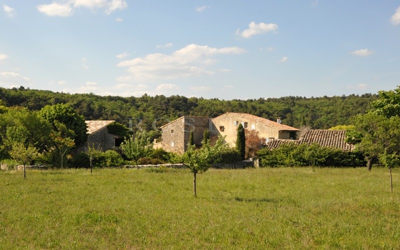 Authentique Hameau privé  en pierres  sur 5 hectares proche de Bonnieux