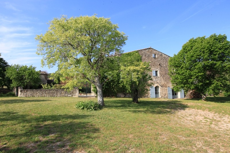 Authentique Hameau privé  en pierres  sur 5 hectares proche de Bonnieux