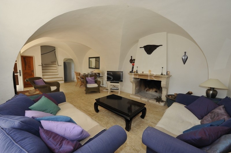 Authentique Hameau privé  en pierres  sur 5 hectares proche de Bonnieux