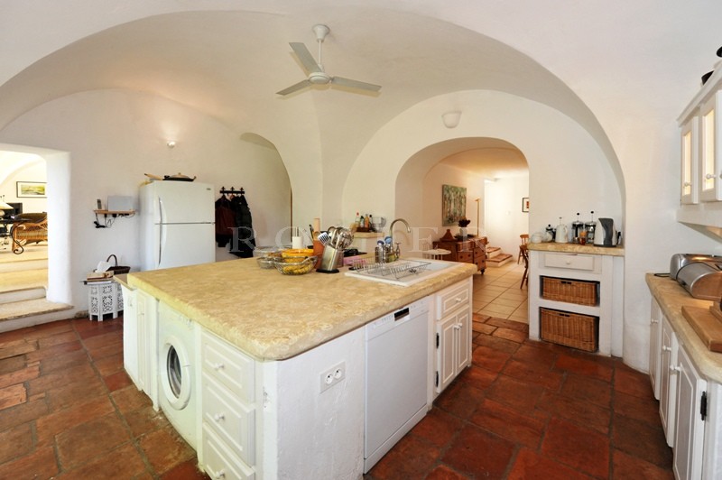 Authentique Hameau privé  en pierres  sur 5 hectares proche de Bonnieux