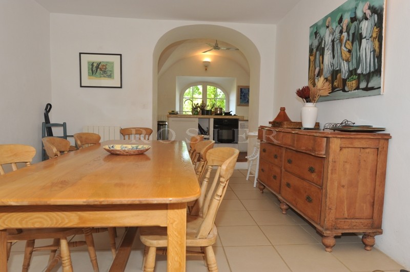 Authentique Hameau privé  en pierres  sur 5 hectares proche de Bonnieux