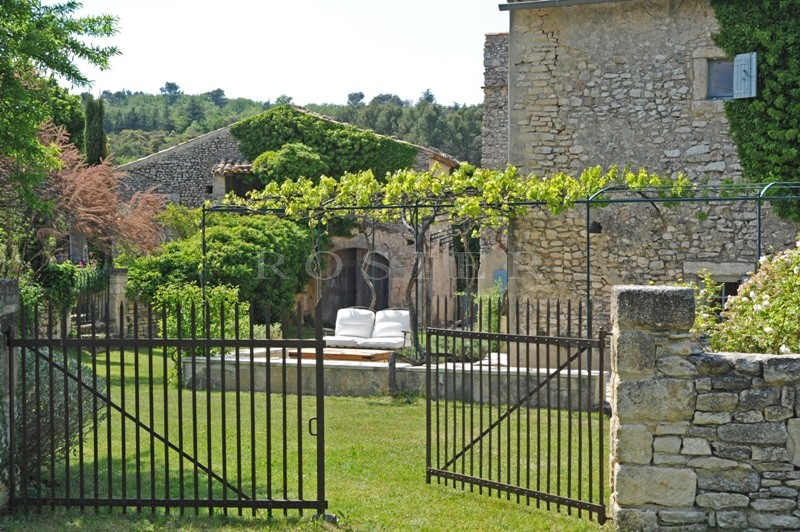 Authentique Hameau privé  en pierres  sur 5 hectares proche de Bonnieux