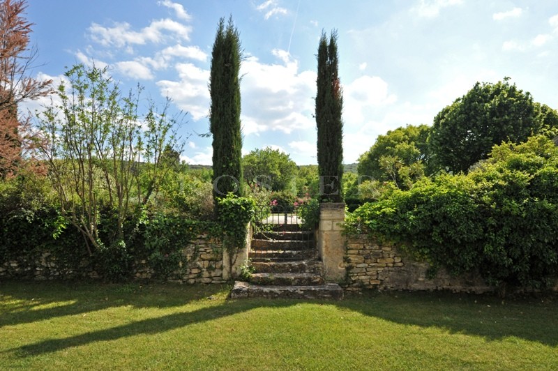 Authentique Hameau privé  en pierres  sur 5 hectares proche de Bonnieux