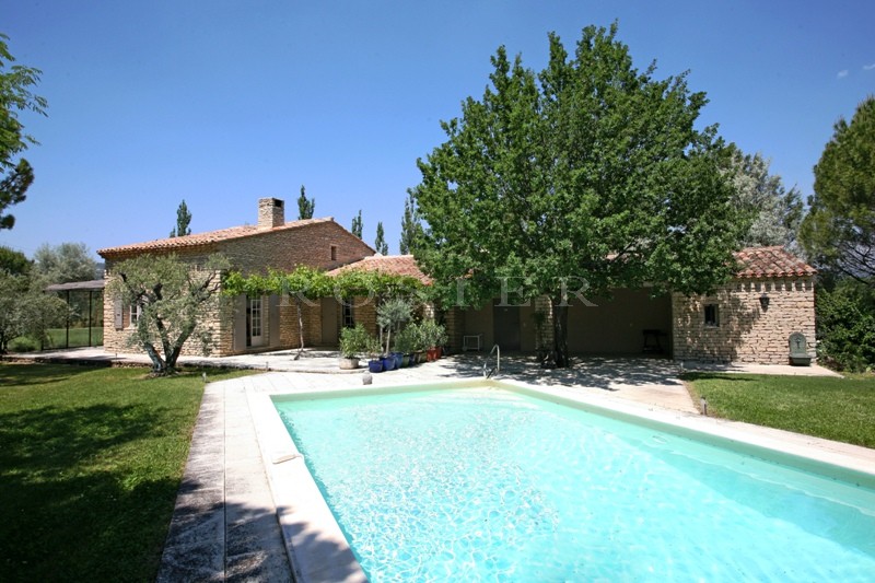 Luberon, à quelques minutes du village de Gordes   propriété en pierres à vendre.