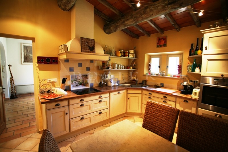 Luberon, à quelques minutes du village de Gordes   propriété en pierres à vendre.
