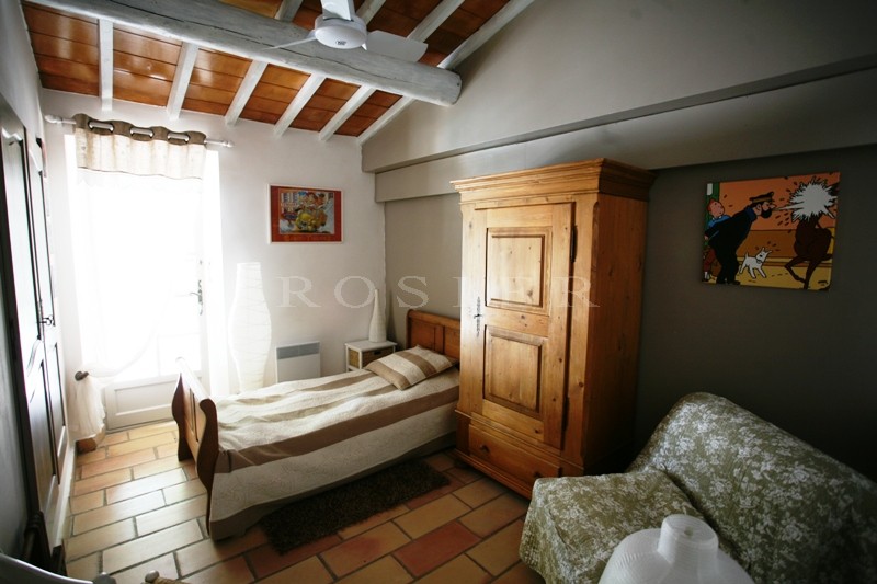 Luberon, à quelques minutes du village de Gordes   propriété en pierres à vendre.
