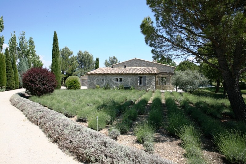 Luberon, à quelques minutes du village de Gordes   propriété en pierres à vendre.