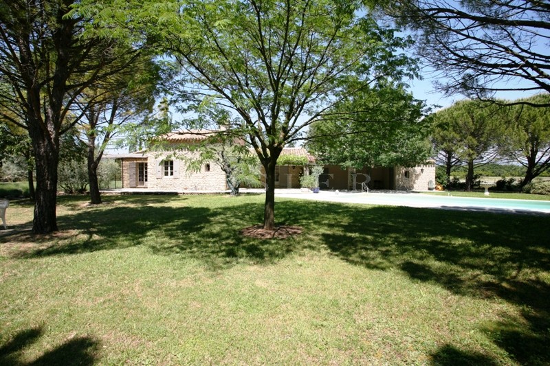 Luberon, à quelques minutes du village de Gordes   propriété en pierres à vendre.