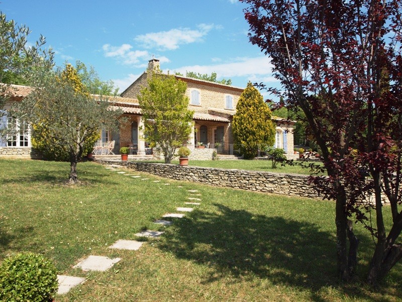 Vue époustouflante    pour cette maison en pierres de Gordes
