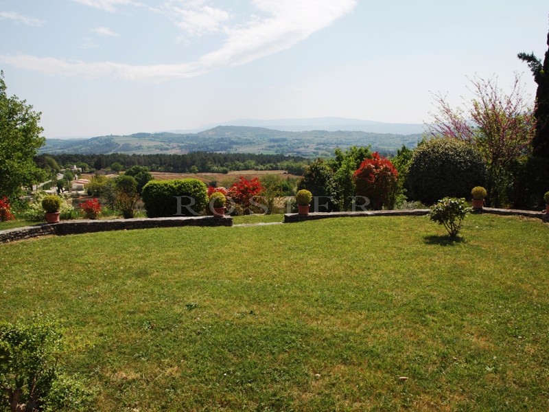 Vue époustouflante    pour cette maison en pierres de Gordes