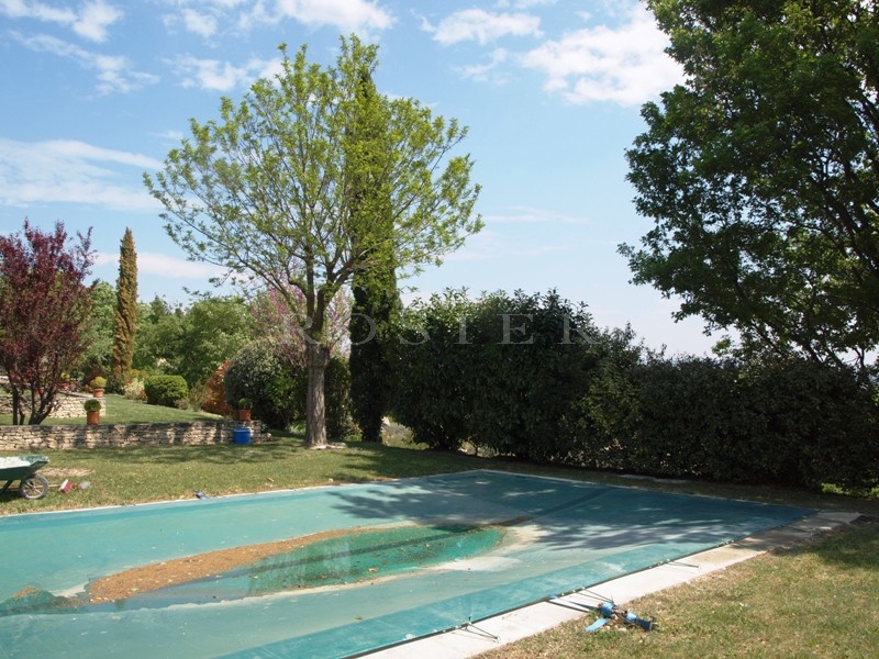 Vue époustouflante    pour cette maison en pierres de Gordes