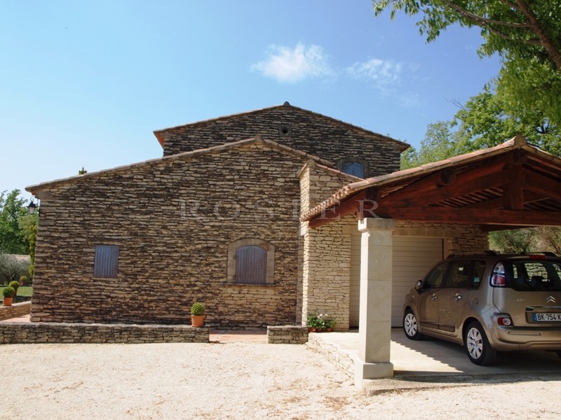Vue époustouflante    pour cette maison en pierres de Gordes