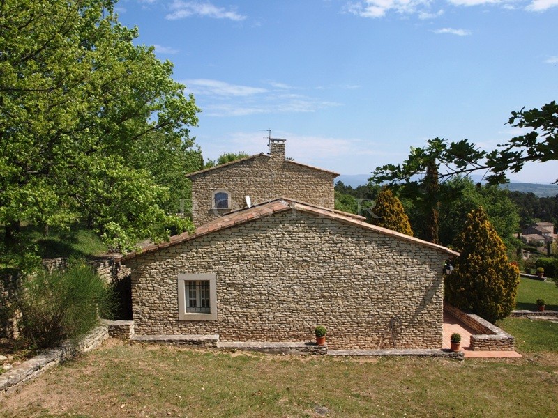 Vue époustouflante    pour cette maison en pierres de Gordes