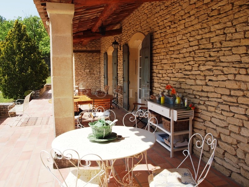 Vue époustouflante    pour cette maison en pierres de Gordes