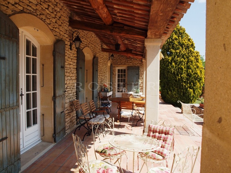 Vue époustouflante    pour cette maison en pierres de Gordes