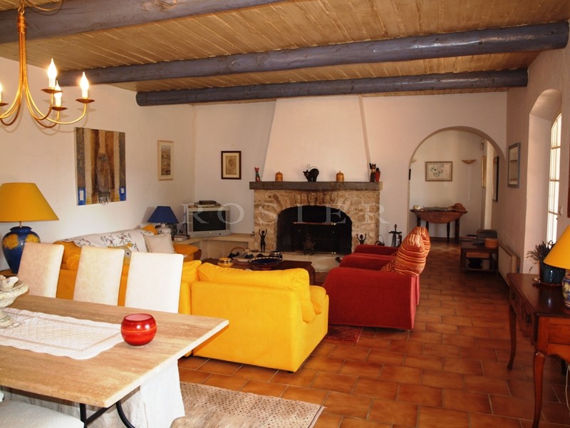 Vue époustouflante    pour cette maison en pierres de Gordes