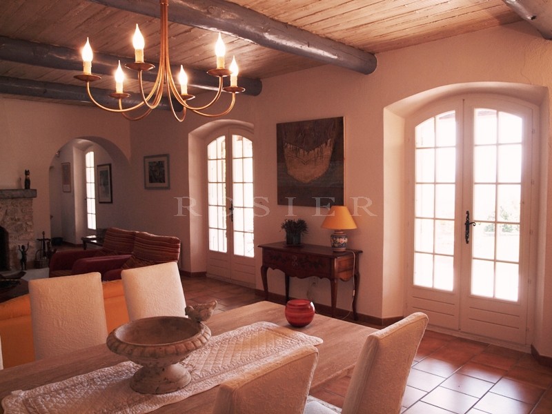 Vue époustouflante    pour cette maison en pierres de Gordes