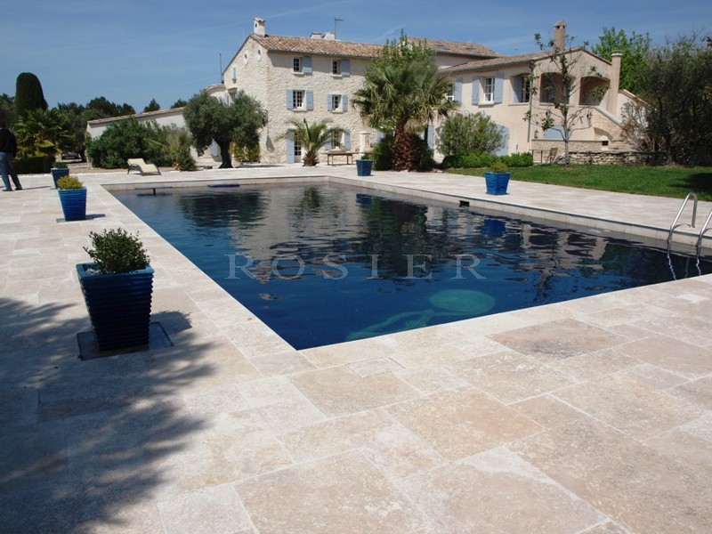 Maison avec piscine   proche Luberon