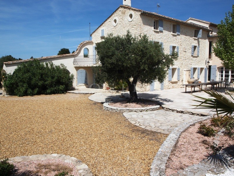 Maison avec piscine   proche Luberon