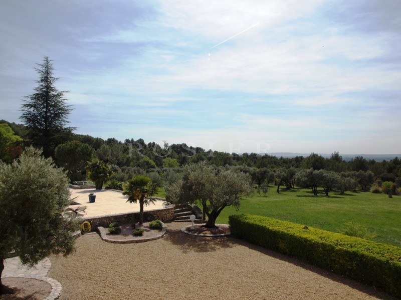 Maison avec piscine   proche Luberon