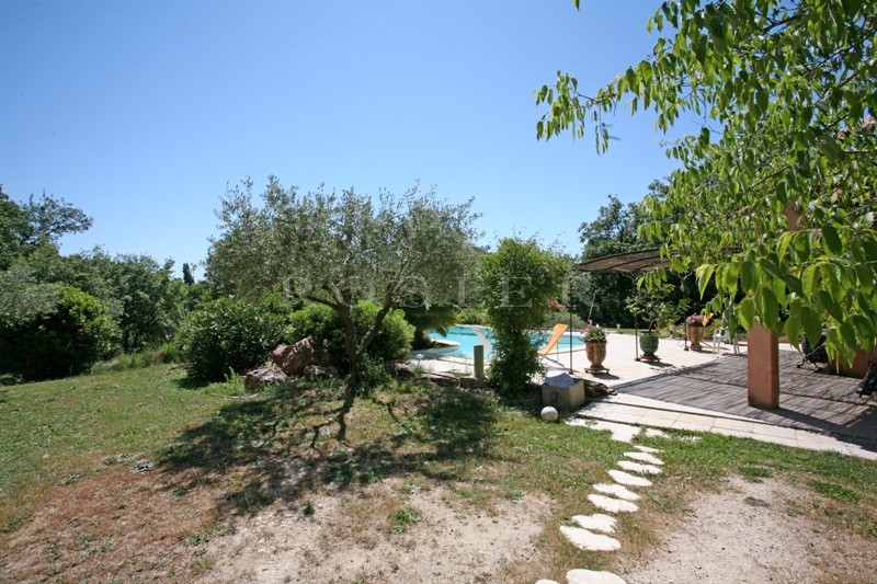 Maison avec piscine en Luberon   au calme et proche d'un village.