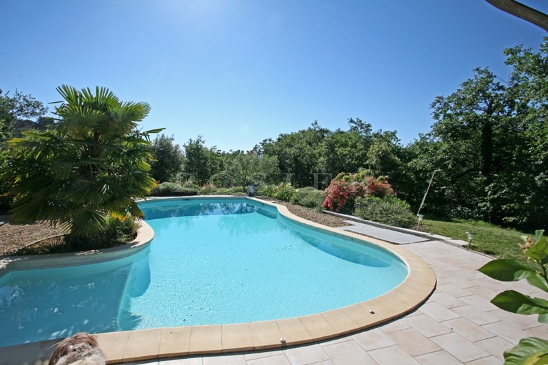 Maison avec piscine en Luberon   au calme et proche d'un village.