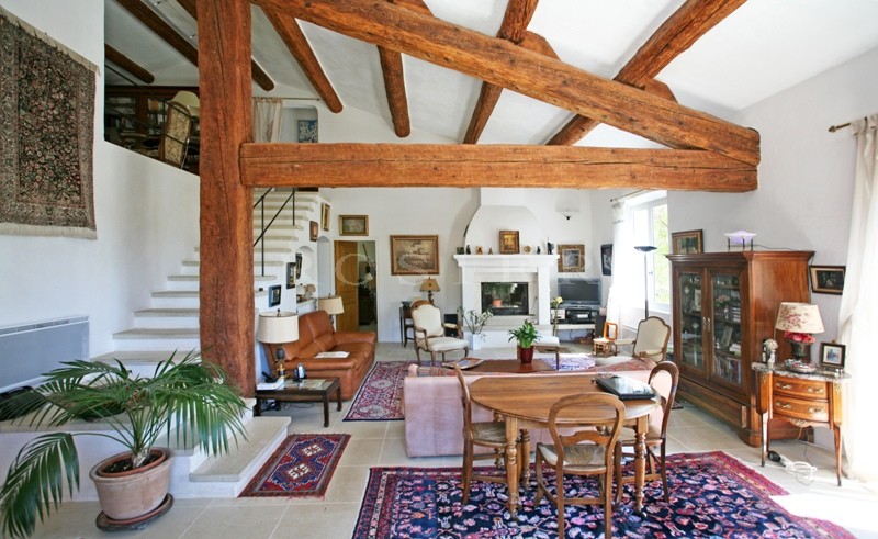 Maison avec piscine en Luberon   au calme et proche d'un village.