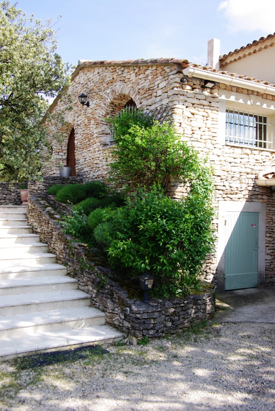 Maison récente avec piscine au coeur du Luberon sans être isolée  