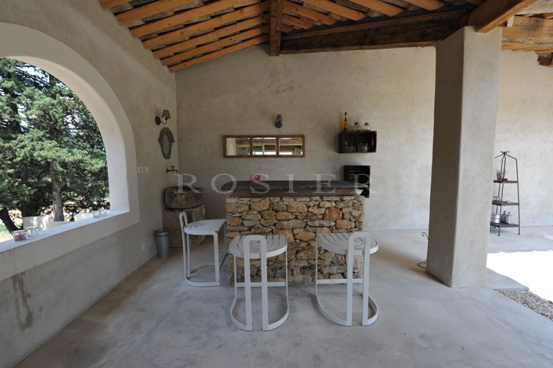 Maison de plain-pied   avec dépendances en Luberon