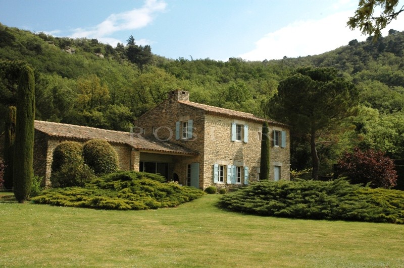 Belle maison en pierres avec vue dominante proche Luberon   
