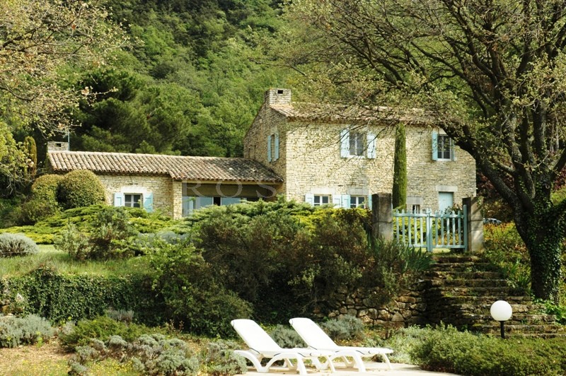 Belle maison en pierres avec vue dominante proche Luberon   