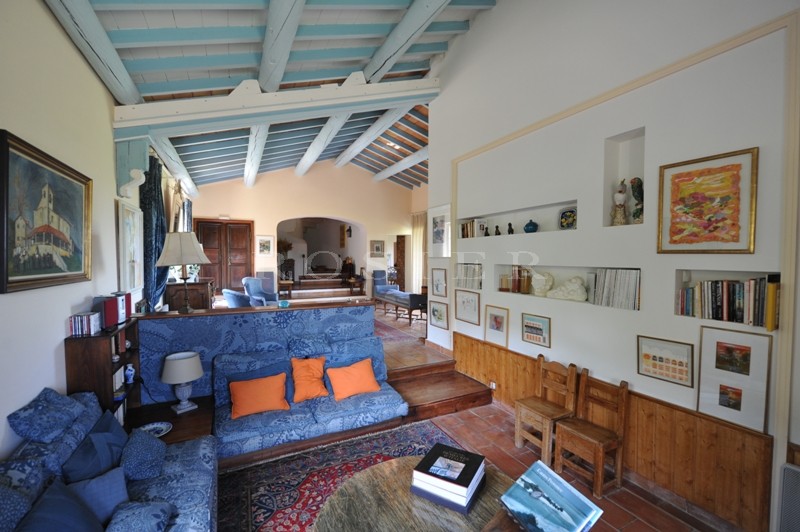 Belle maison en pierres avec vue dominante proche Luberon   