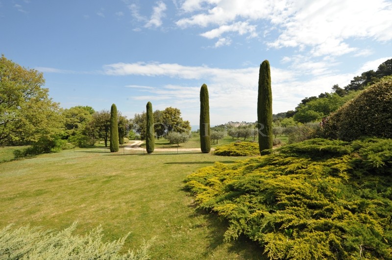 Belle maison en pierres avec vue dominante proche Luberon   