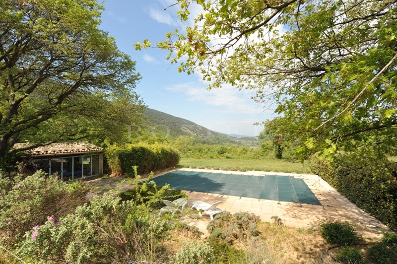 Belle maison en pierres avec vue dominante proche Luberon   