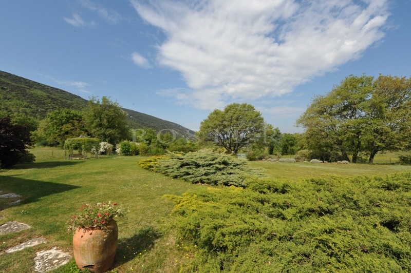 Belle maison en pierres avec vue dominante proche Luberon   