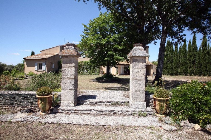 Belle bastide sur 2 hectares de terrain en Luberon   