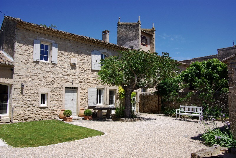 Mas XVIIIe rénové  au coeur de la vallée du Luberon,  avec piscine et gites   
