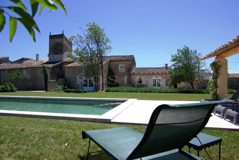 Mas XVIIIe rénové  au coeur de la vallée du Luberon,  avec piscine et gites   
