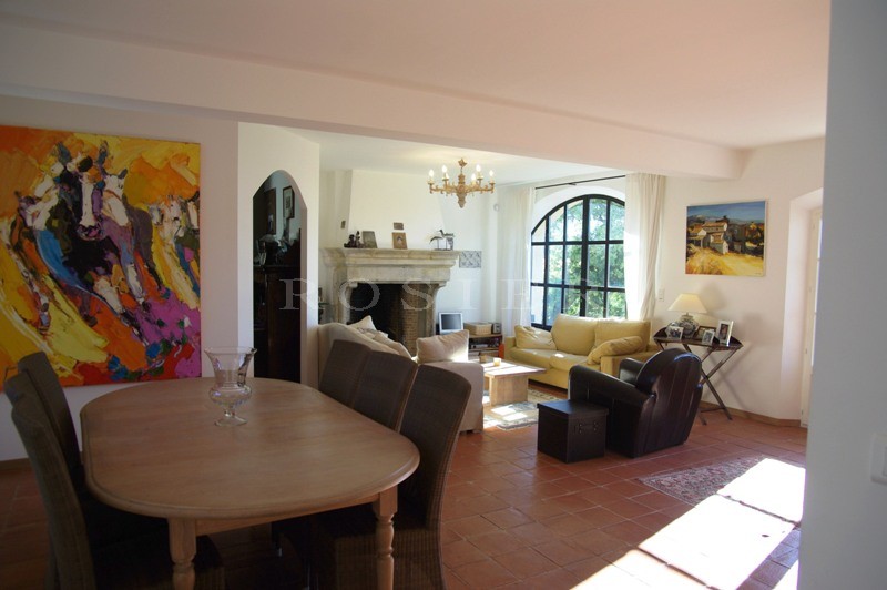 Maison avec piscine en Luberon  bénificiant de belles vues par dessus les vignes.