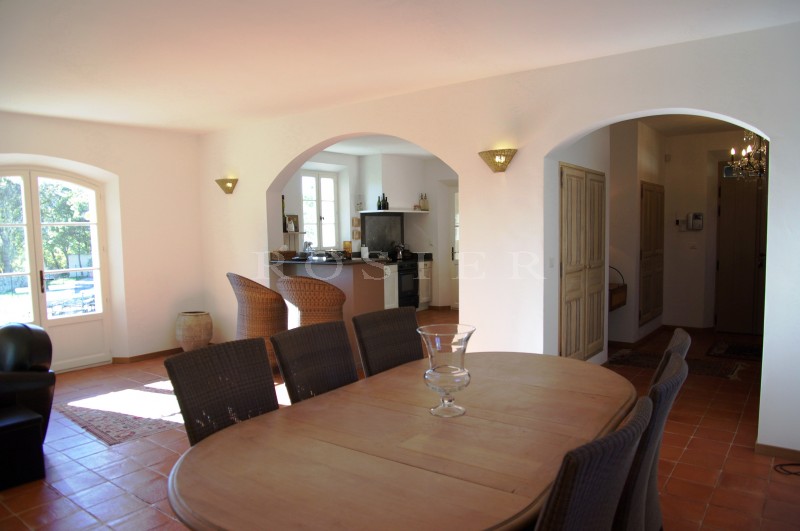 Maison avec piscine en Luberon  bénificiant de belles vues par dessus les vignes.