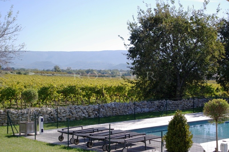 Maison avec piscine en Luberon  bénificiant de belles vues par dessus les vignes.