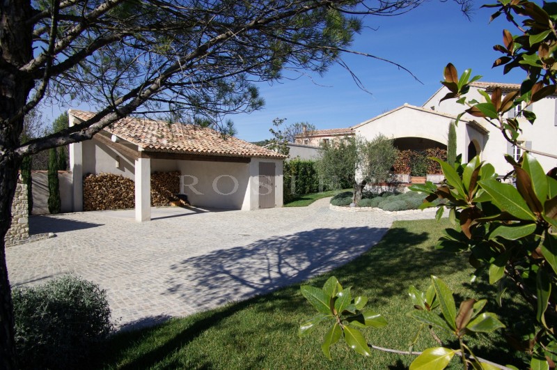 Maison avec piscine en Luberon  bénificiant de belles vues par dessus les vignes.