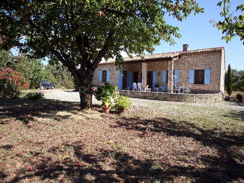 Maison en pierres  proche d'un village perché du Luberon  