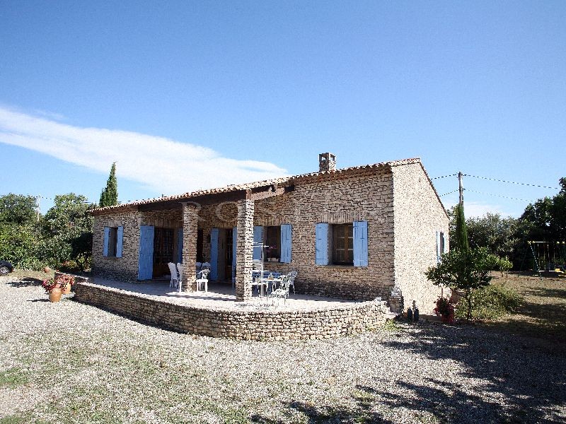Maison en pierres  proche d'un village perché du Luberon  