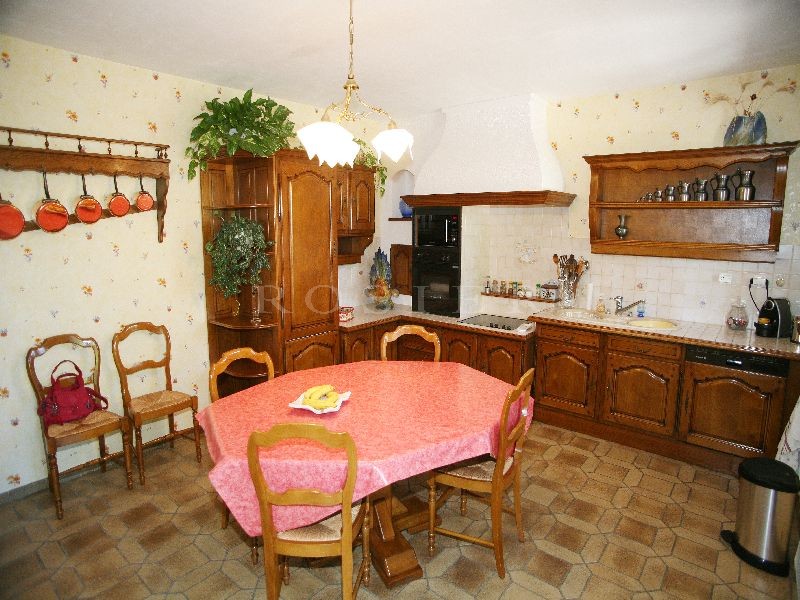 Maison en pierres  proche d'un village perché du Luberon  
