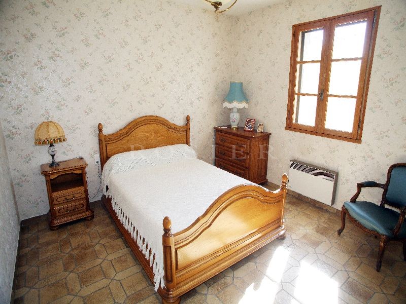 Maison en pierres  proche d'un village perché du Luberon  
