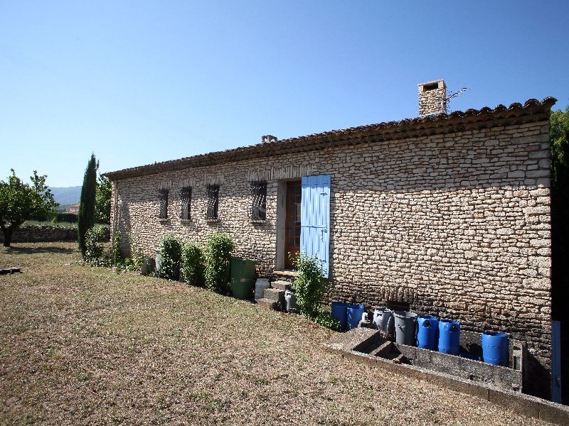 Maison en pierres  proche d'un village perché du Luberon  