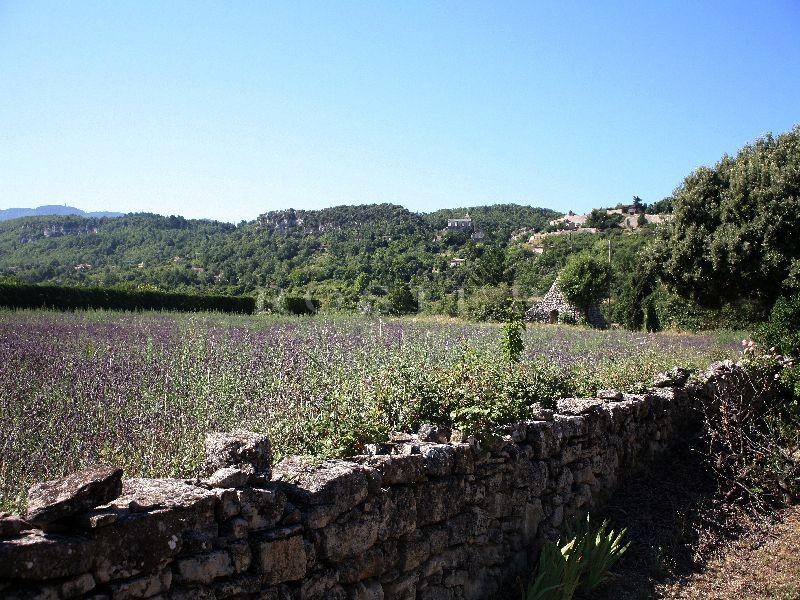 Maison en pierres  proche d'un village perché du Luberon  