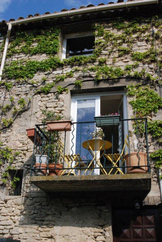 En Luberon,  à vendre, maison de village très lumineuse, avec jolie vue sur un château de Provence  