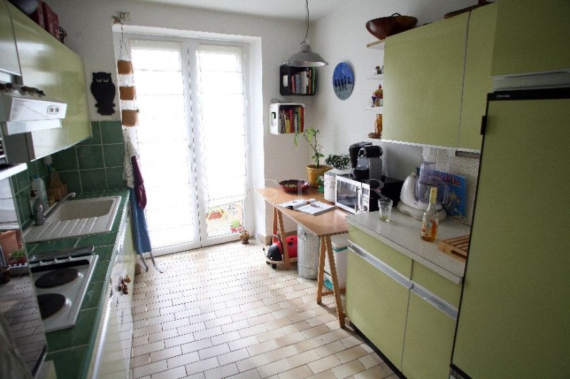 En Luberon,  à vendre, maison de village très lumineuse, avec jolie vue sur un château de Provence  